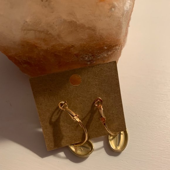 Puka Shell Gold Hoop Earrings ⚜️ - Picture 5 of 6